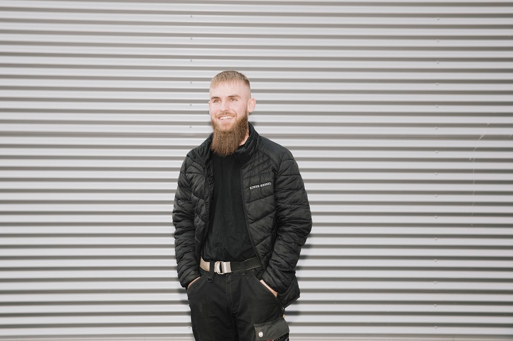 Mickel Bohn Larsen er i lære som personvognsmekaniker