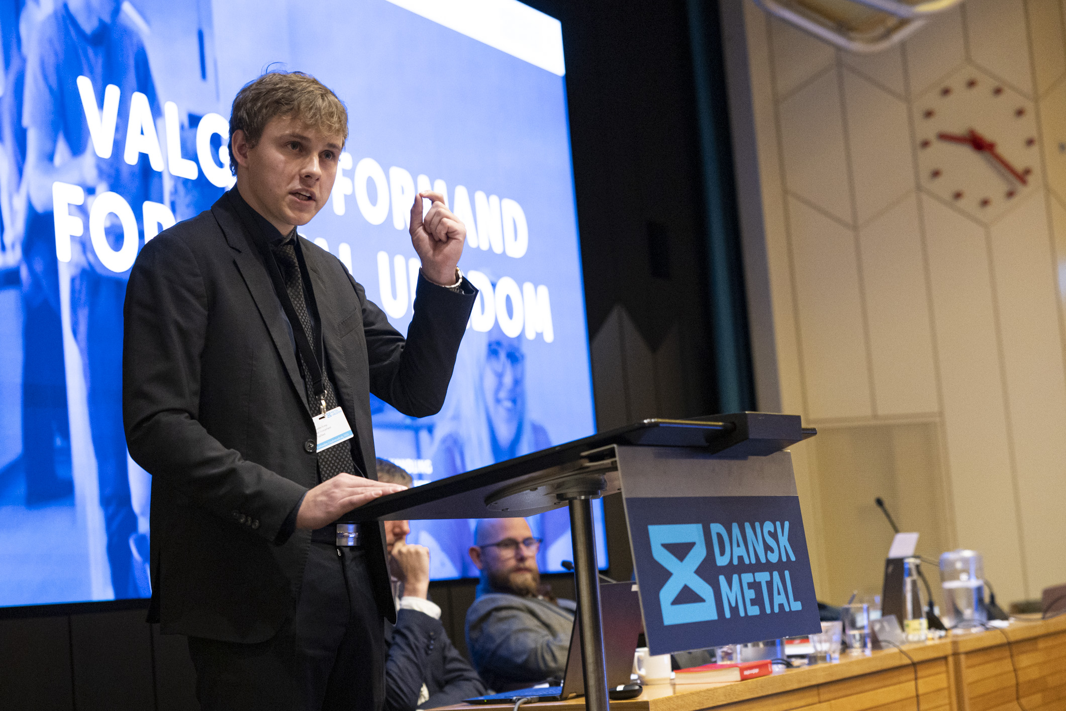 Rasmus Kemp på talerstolen ved Metal Ungdoms årsmøde 2024