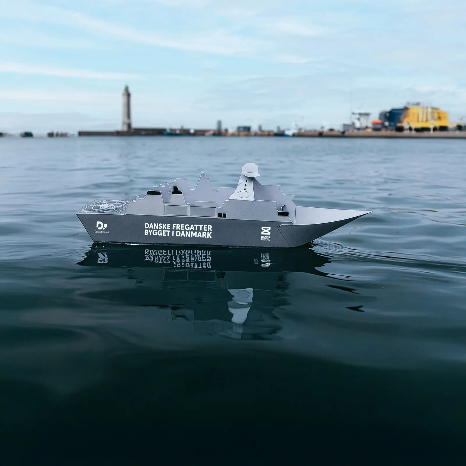Fregat i vand med teksten "Danske fregatter bygget i Danmark".