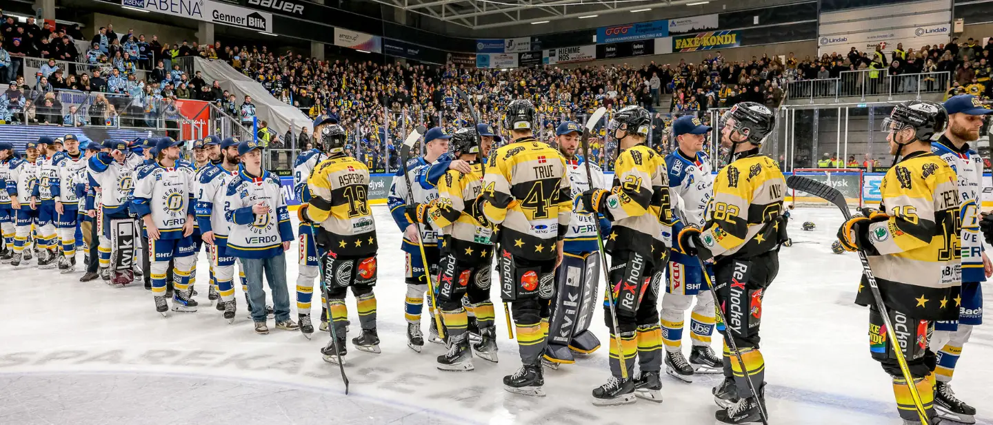 To ishockeyhold, der hilser inden ishockey kamp.